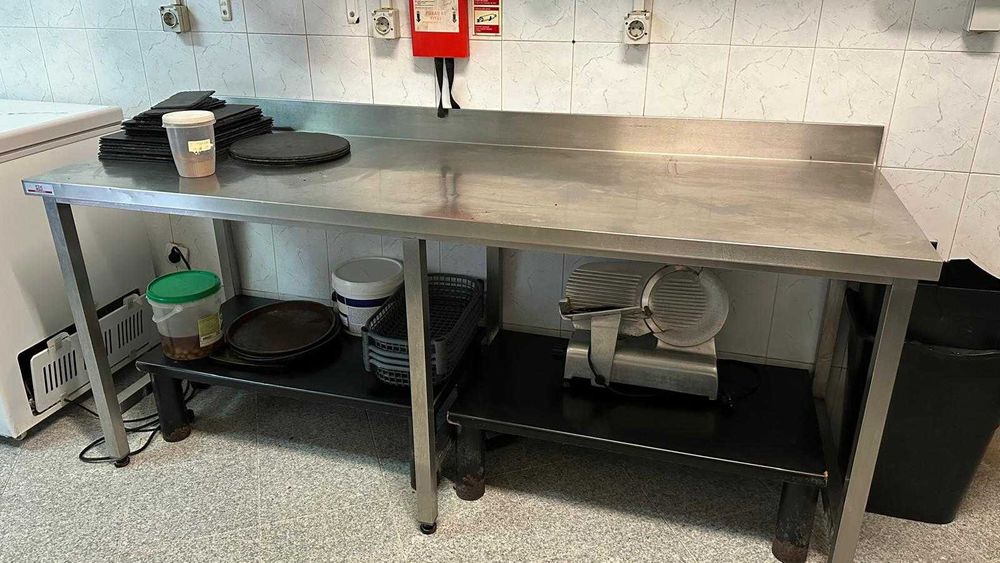 Varias bancadas e balcão frigorifico em inox