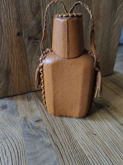 Duża piersiówka w skórze