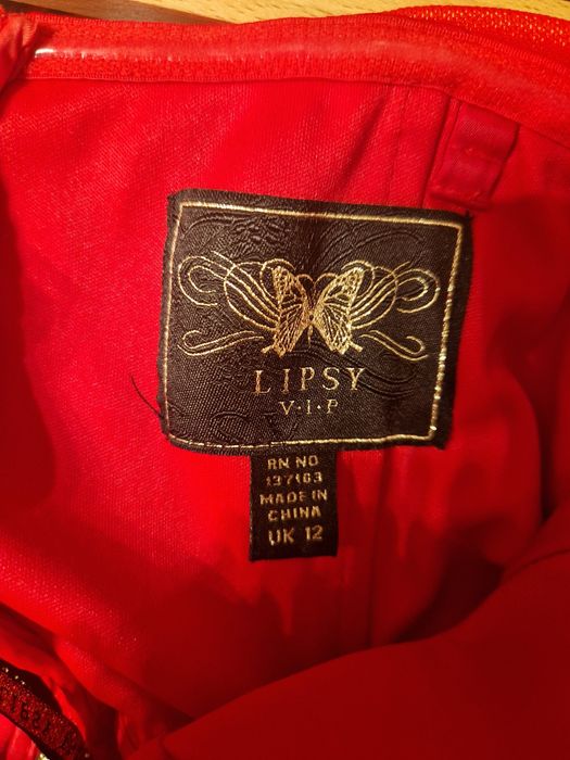 Czerwona długa sukienka