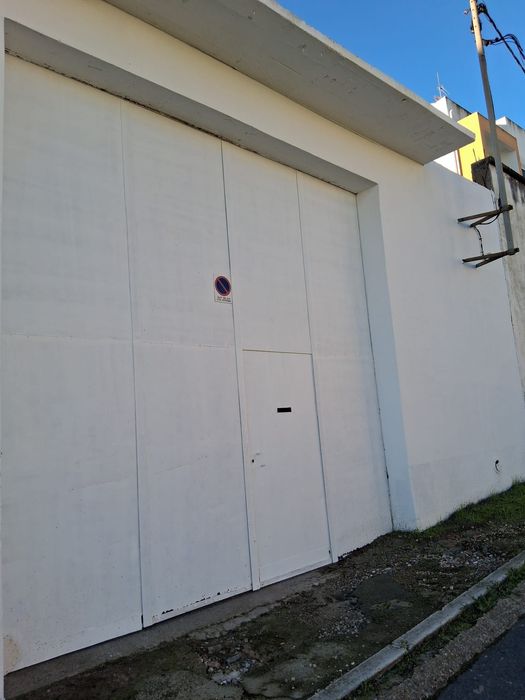 Aluga-se casa com oficina