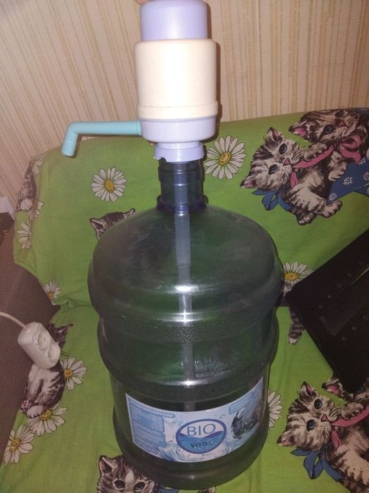 Бутиль для води с помпой