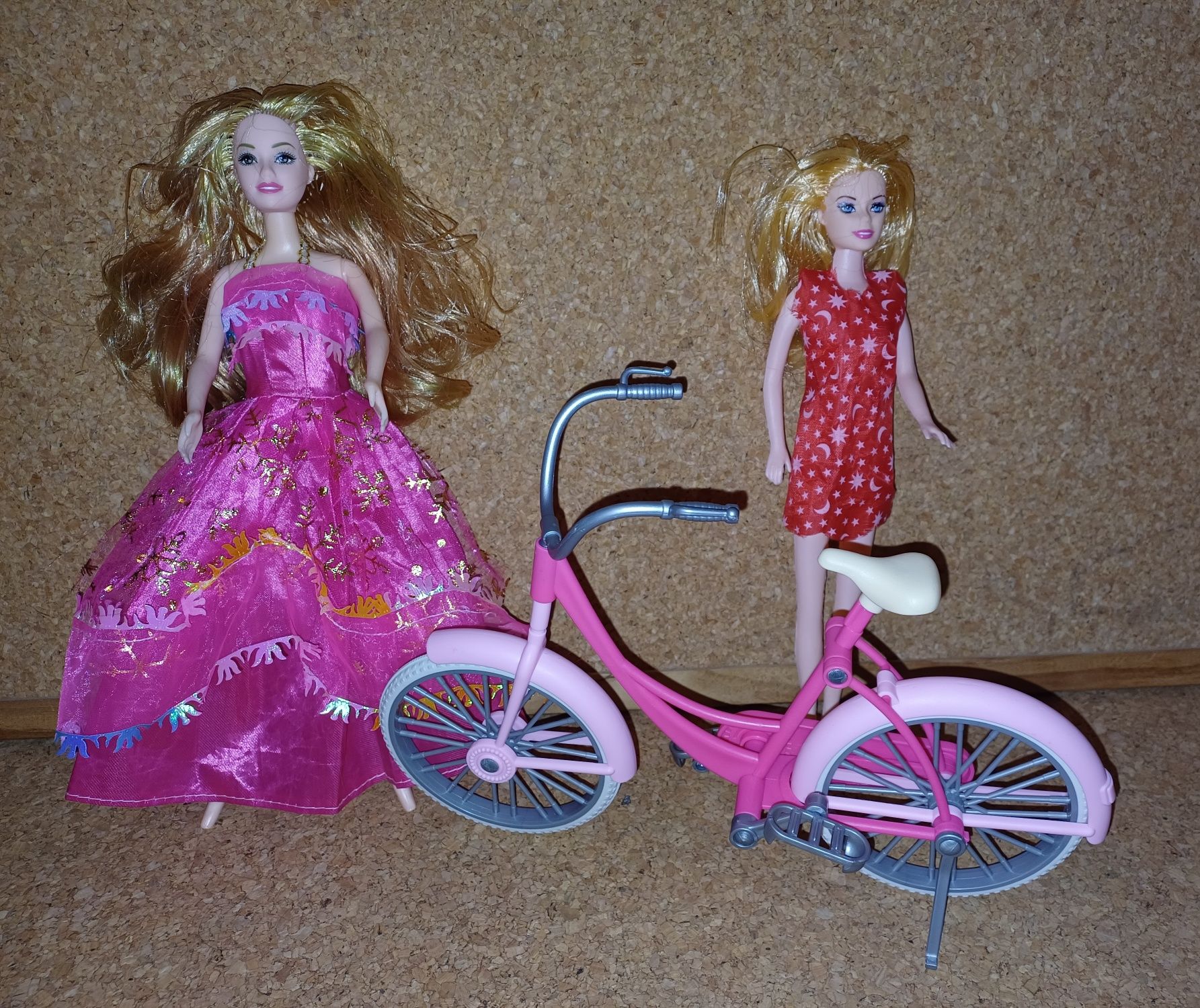 Conjunto de bicicleta + 2 bonecas tipo barbie. 
Brinquedos.