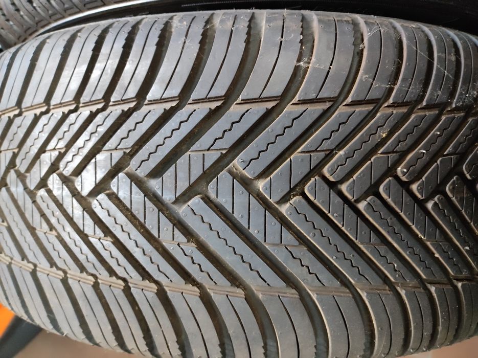 225.45.17 komplet Hankook Kinergy 4S Bieżnik 100%