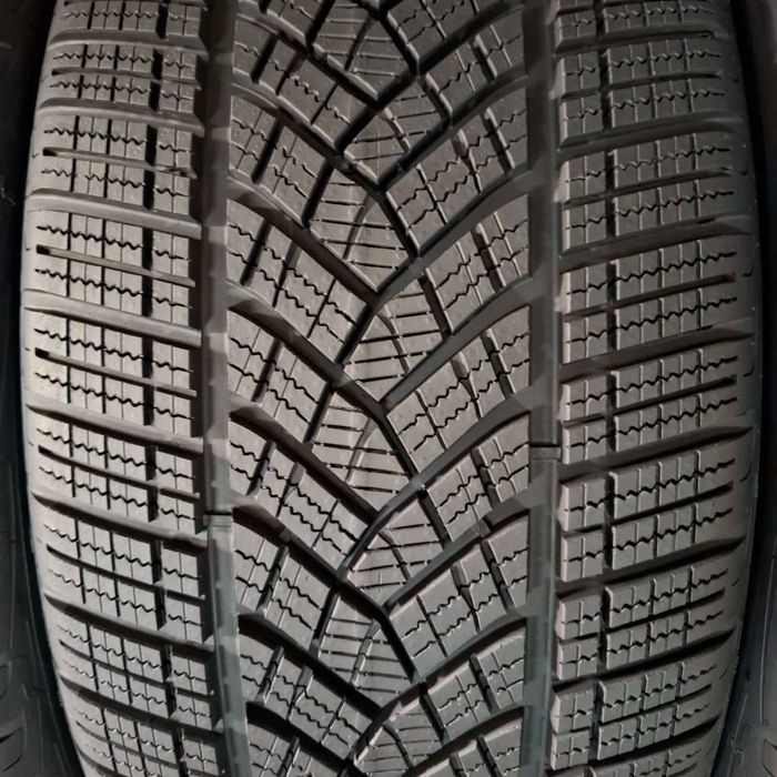 245/45/20 R20 Coodyear Ultra Grip Perfomance NFO 4шт зима