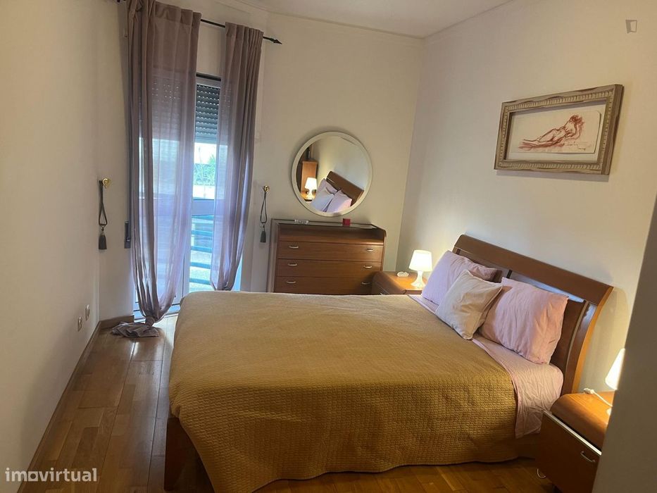 747737 - Quarto luminoso com cama de casal numa...