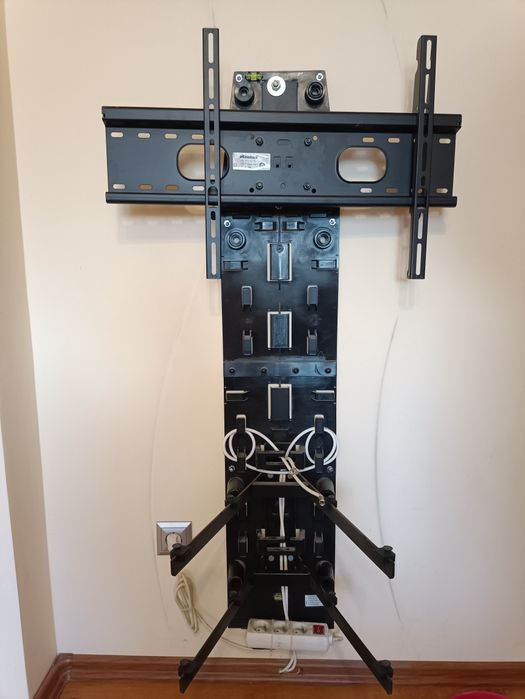 Uchwyt na telewizor z maskownicą