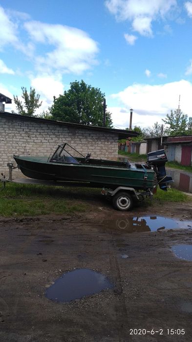 Моторный човен разом з лафетом