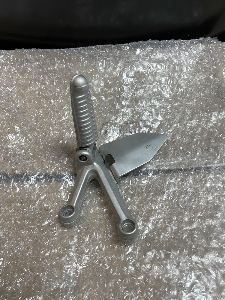 Set prawy podnóżek Ducati 749 . 999