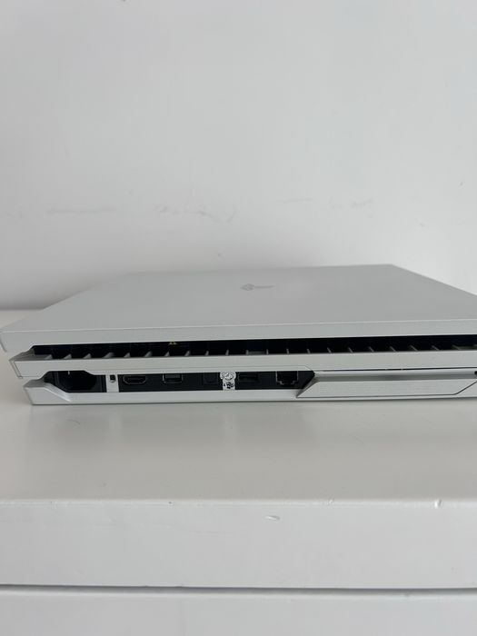 PlayStation 4 Pro Branca 1TB + 4 comandos + caixa + cabos