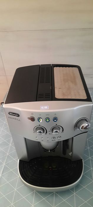Máquina café delonghi magnífica