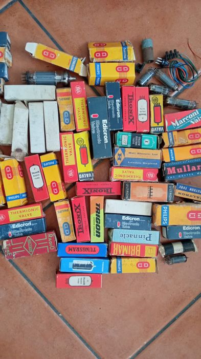 Caixa com cerca de centenas válvulas antigas de rádio e TV.