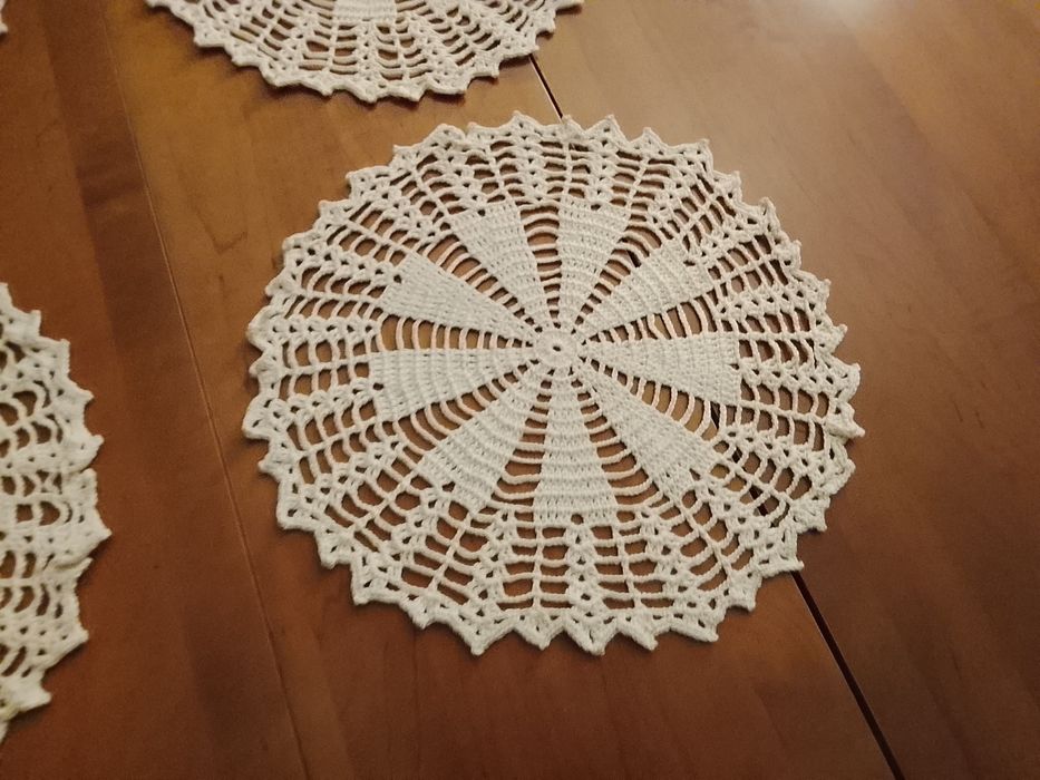 Conjunto de quatro naperons em renda feita á mão