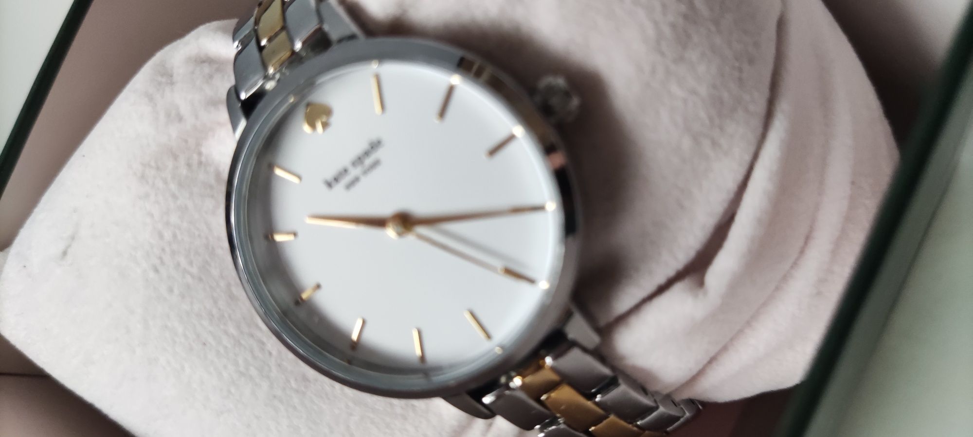 Damski zegarek Metro z trzema wskazówkami w kolorze srebrnym Kate Spad