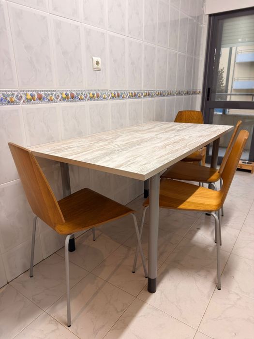 Vendo mesa com cadeiras