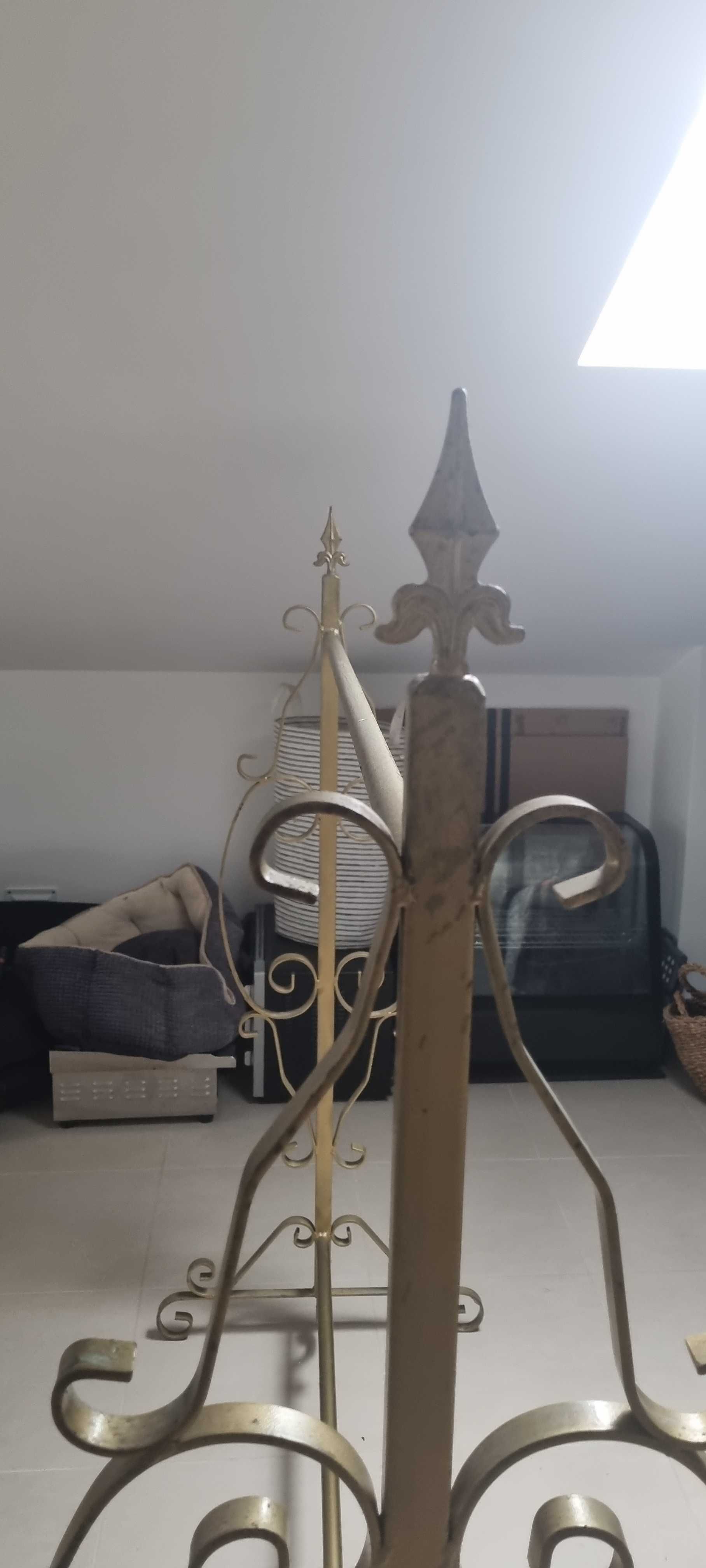 Suporte para cabides antigo