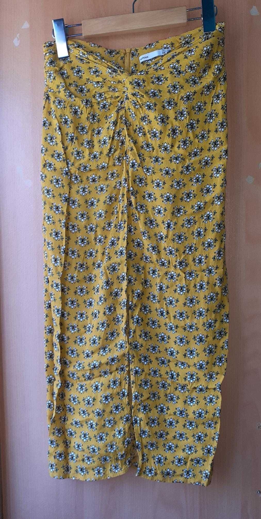 Saia amarela com padrão M