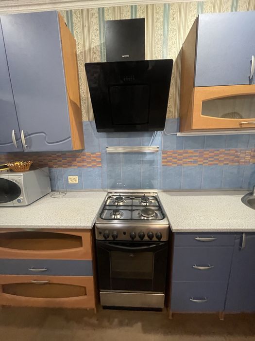 Продам 1/2 будинку в центрі