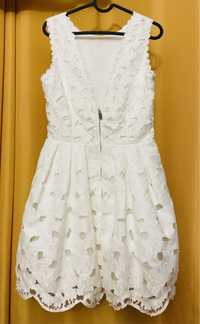 Biała krótka koronkowa sukienka z odkrytymi plecami