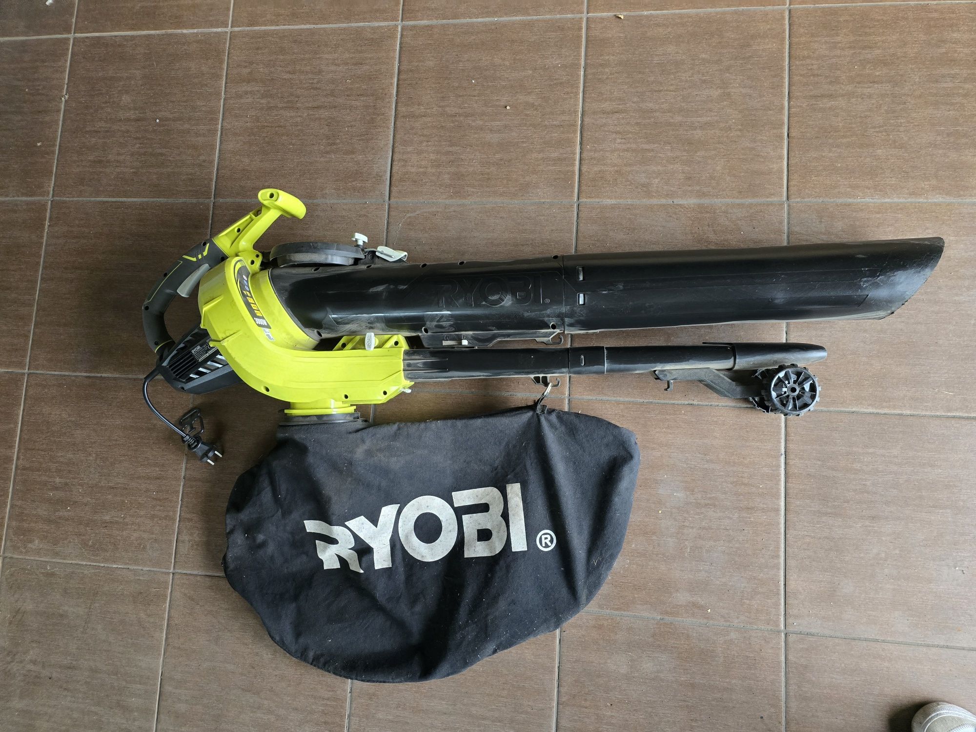 Odkurzacz elektryczny z dmuchawą Ryobi RBV3000CESV 3000W