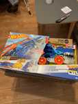 HOT WHEELS T-Rex Zabawka 3 w 1 – transporter, tor i robot dinozaur