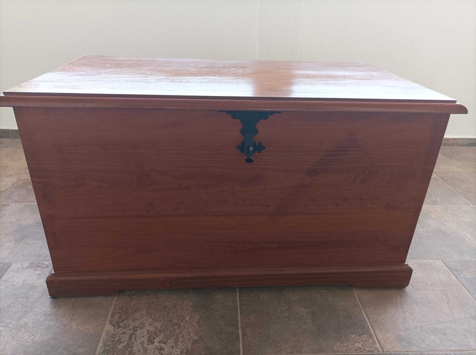 Baú de madeira maciça para arrumação