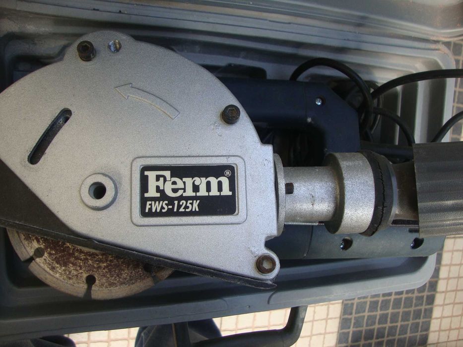 Máquina para abertura de roços em paredes Fermi 2200W de dois discos