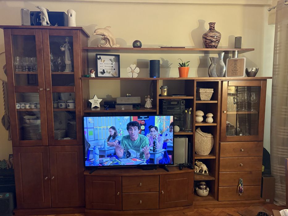 Movel de sala, 5 estrelas, madeira maciça, com muita arrumaçao