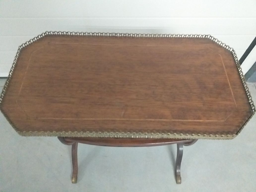 Mesa de apoio com porta revistas.