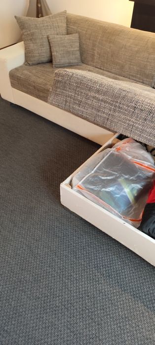 Sofá cama chaise-longue com arrumos.