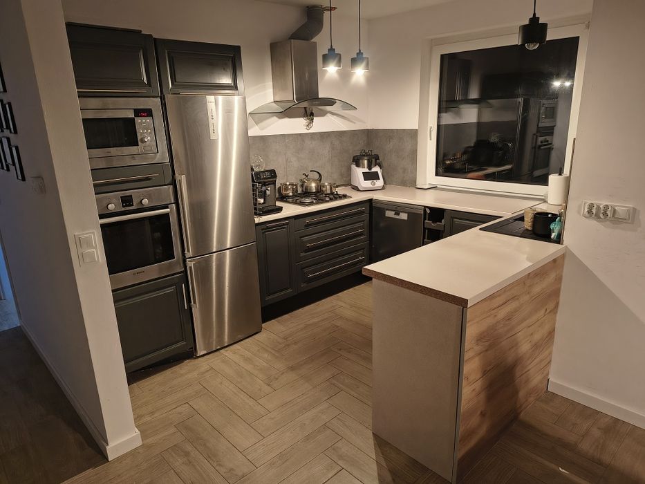 Używana kuchnia w kształcie litery „U” z pełnym AGD – drewno, BLUM