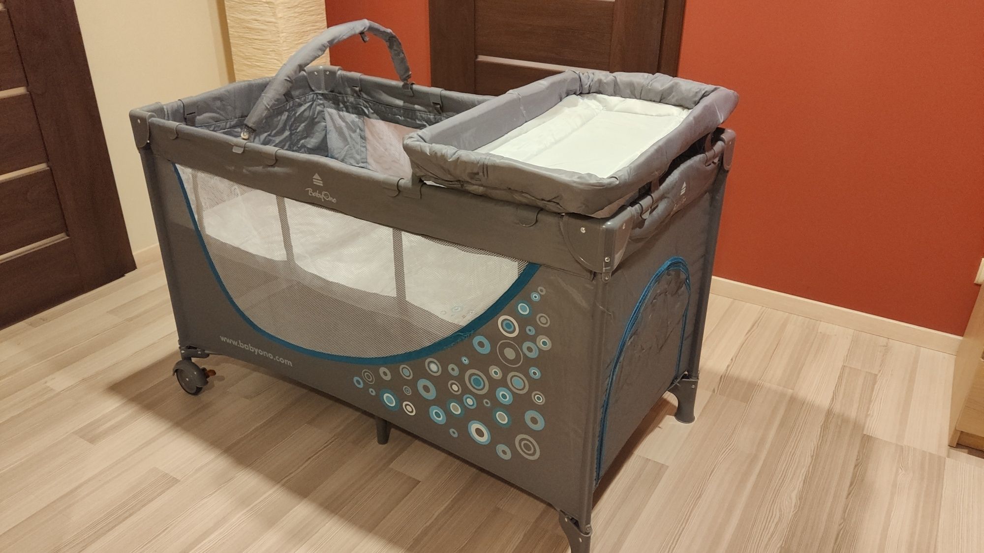 Łóżeczko turystyczne z przewijakiem BabyOno + wanienka