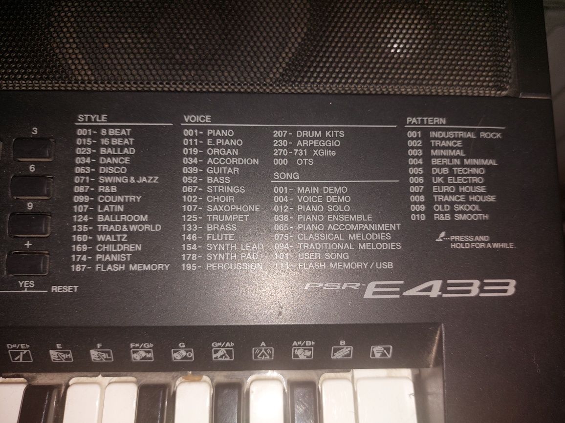 Продам синтезатор Yamaha PSR-E433