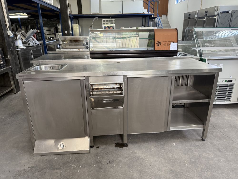 Bancada em inox para maquina de cafe com pio e tulha