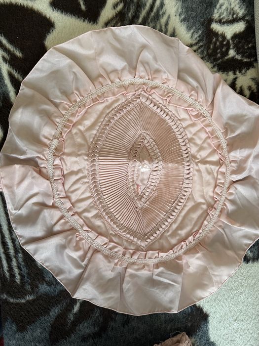 Покривало на двоспальне ліжко з трьома подушками