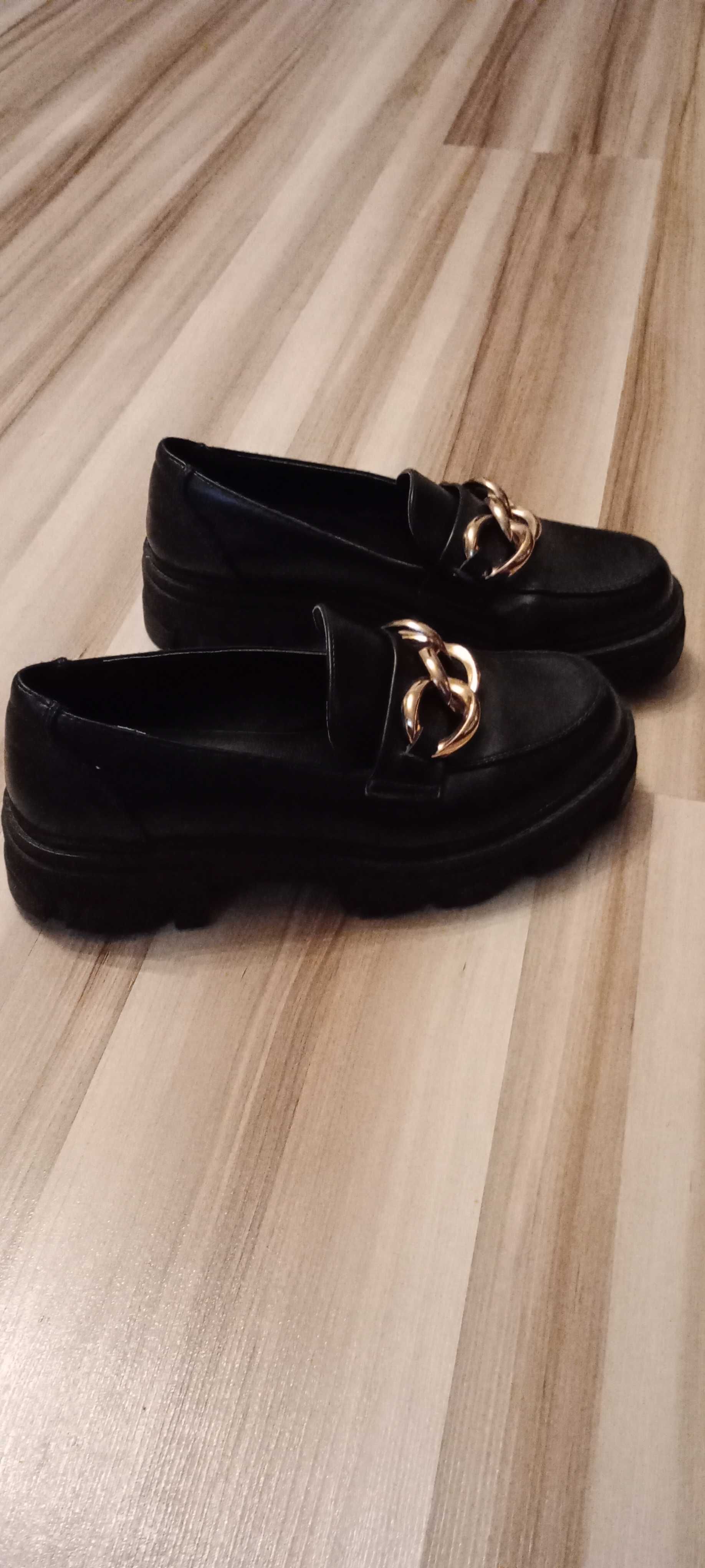 Buty trapery rozm 39 czarne z łańcuszkiem Shoaes