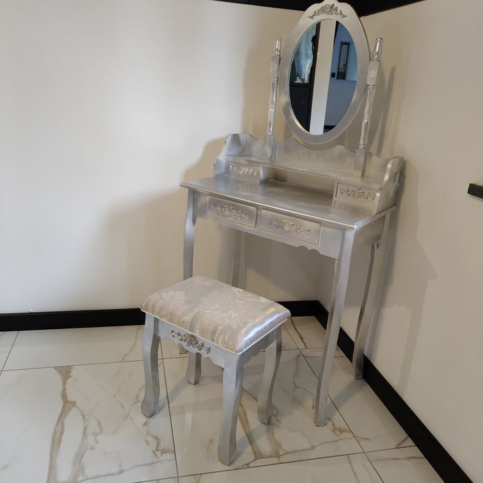 Piękna toaletka Glamour srebrna z lustrem i siedziskiem