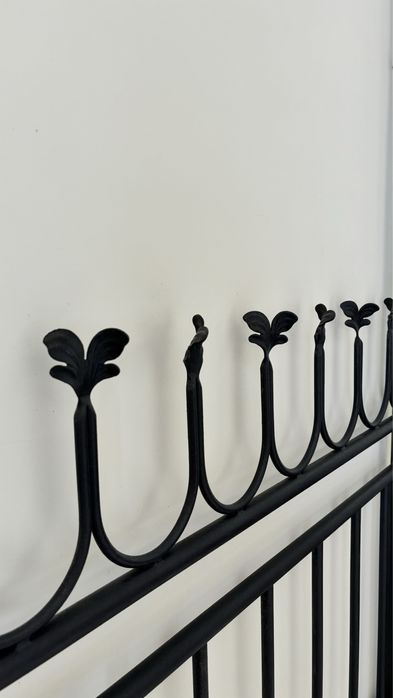 Cabeceira de cama em ferro preto — estilo clássico