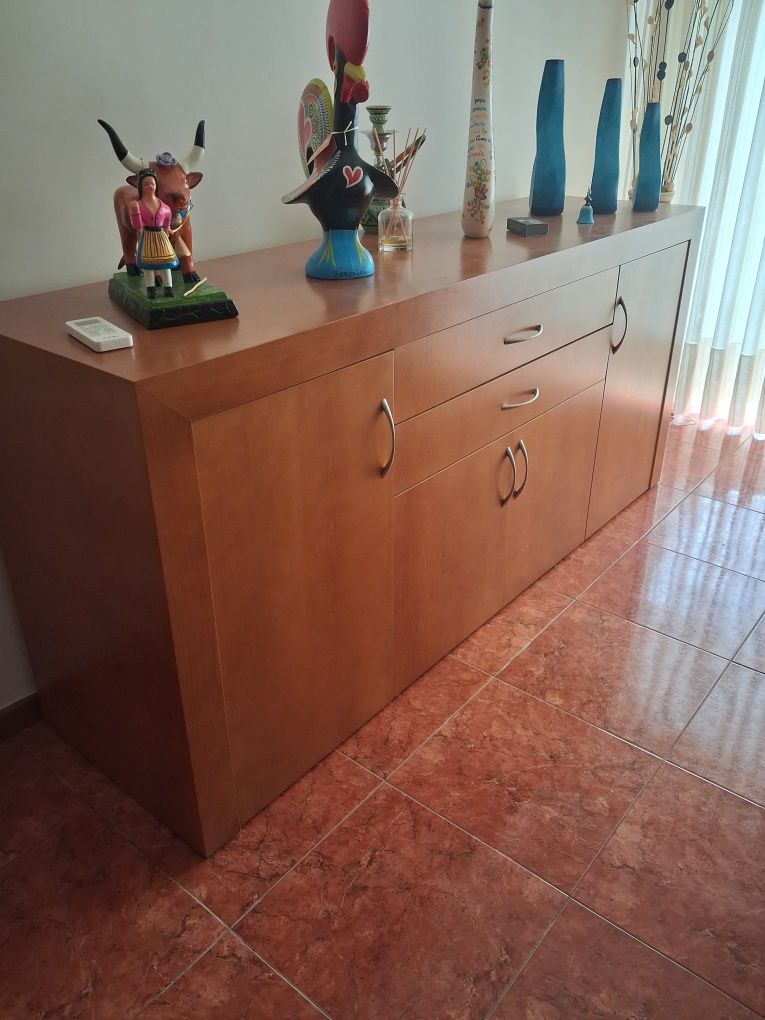 Mesa de jantar, 8 cadeiras e aparador