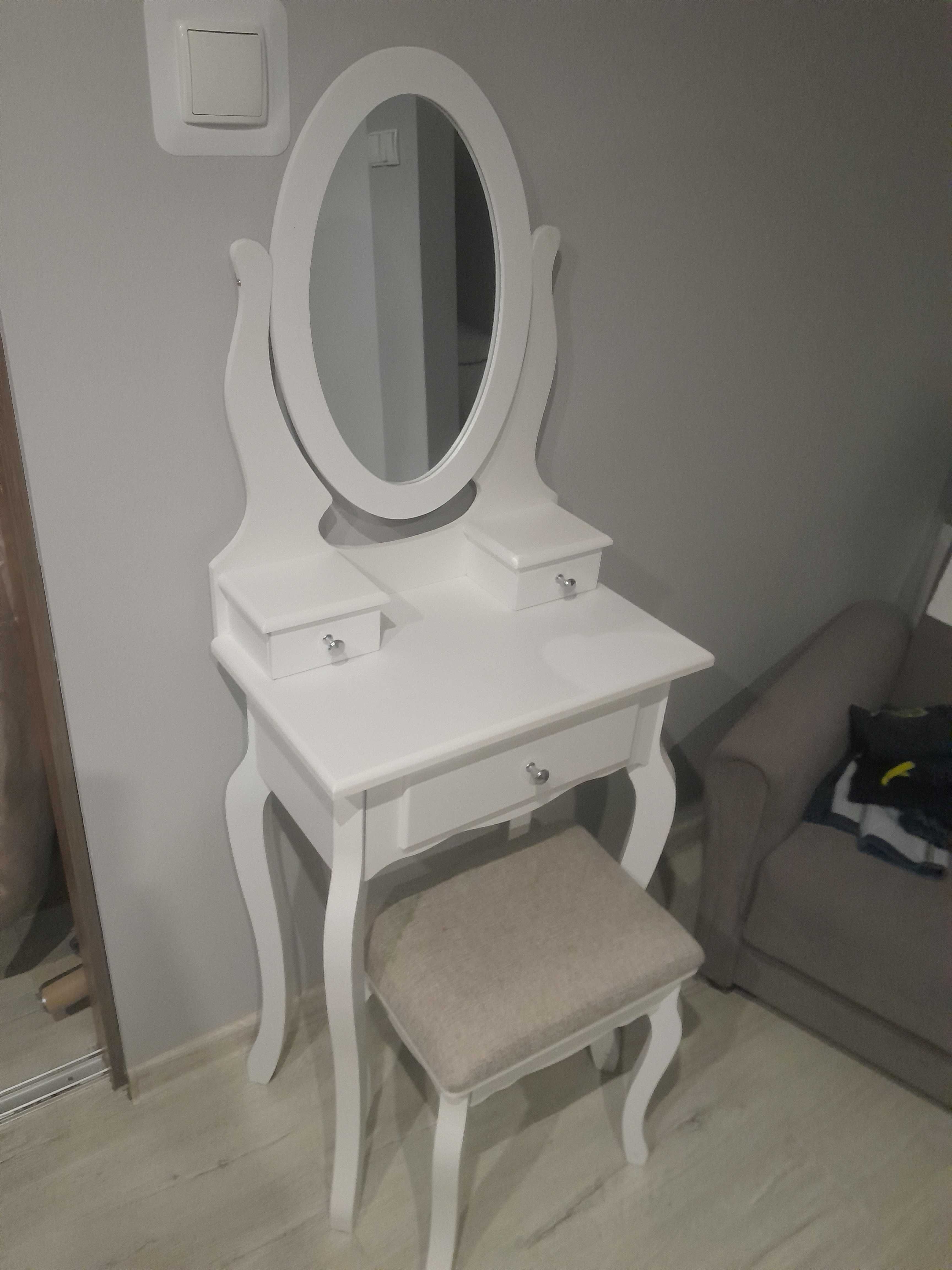 Toaletka kosmetyczna z lustrem + taboret