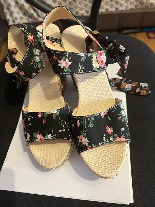 Босоніжки на завязку в квіти