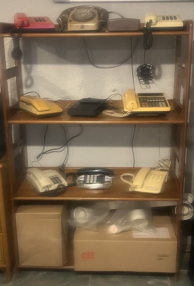 ESTANTE MOVEL como nova , ultil em qualquer lugar, seja na sala ou num