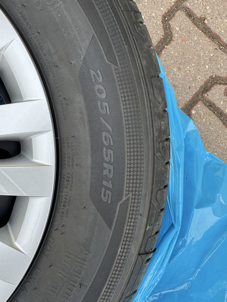 VW Caddy 205/65 R15 felga opony kołpaki