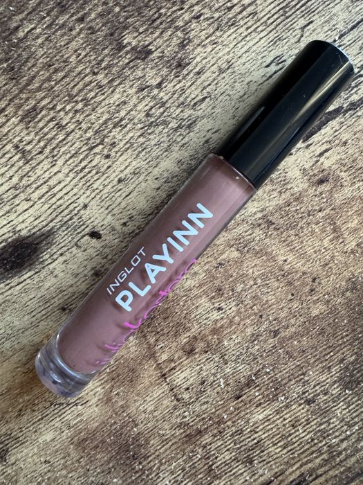 Inglot błyszczyk Playinn Julia Kostera don’t care lipstick Nude pomadk
