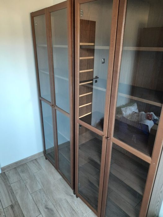 Szafa przeszklona do połowy