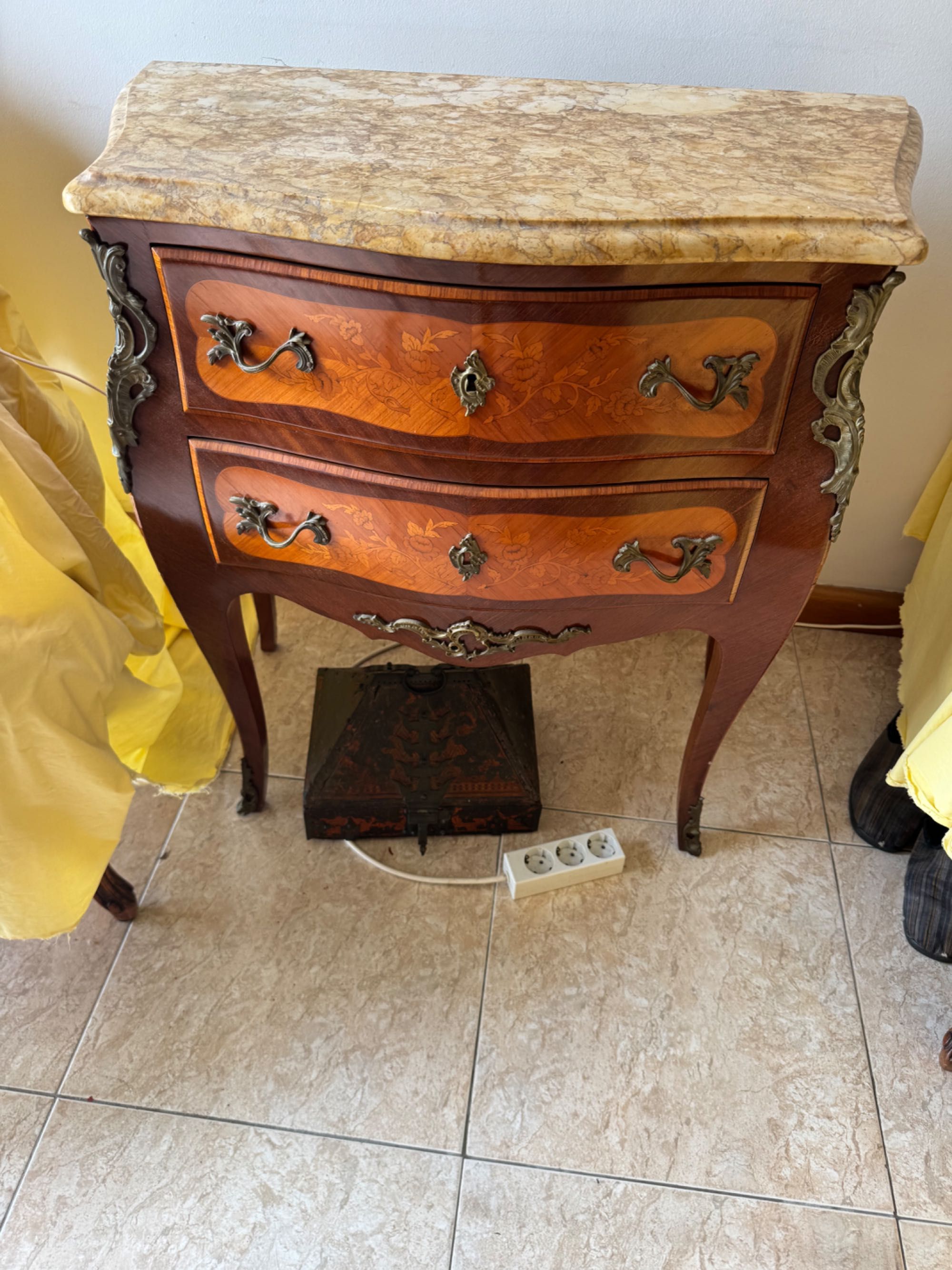 cómoda bombée francesa estilo Luís XV, com tampo de mármore
