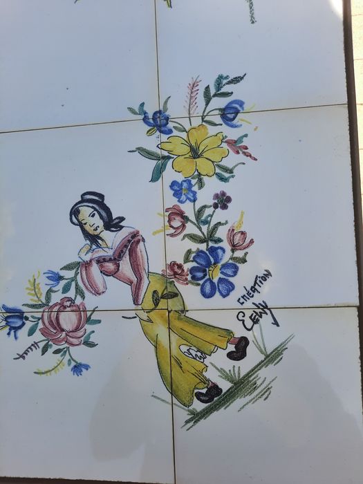 mesa em ferro forjado com azulejos.