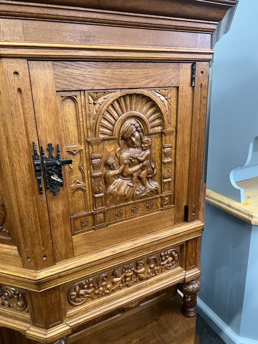 Kredens/Pomocnik bogato rzeźbikny/motywy religijne/Raty