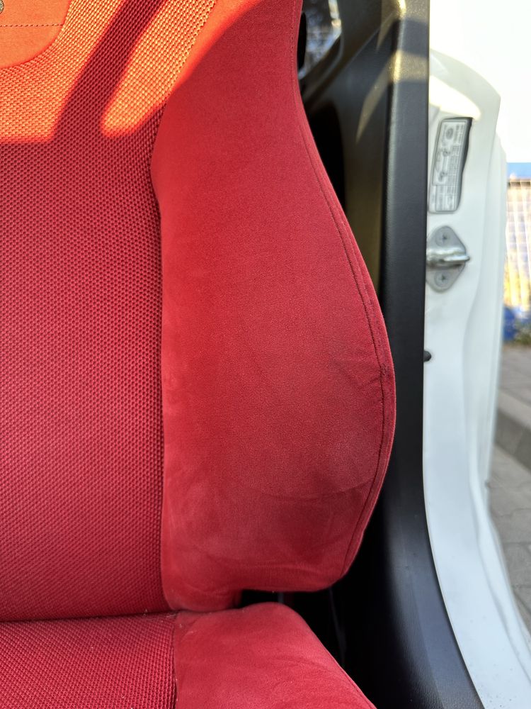 Fotele Recaro czerwone Civic type R