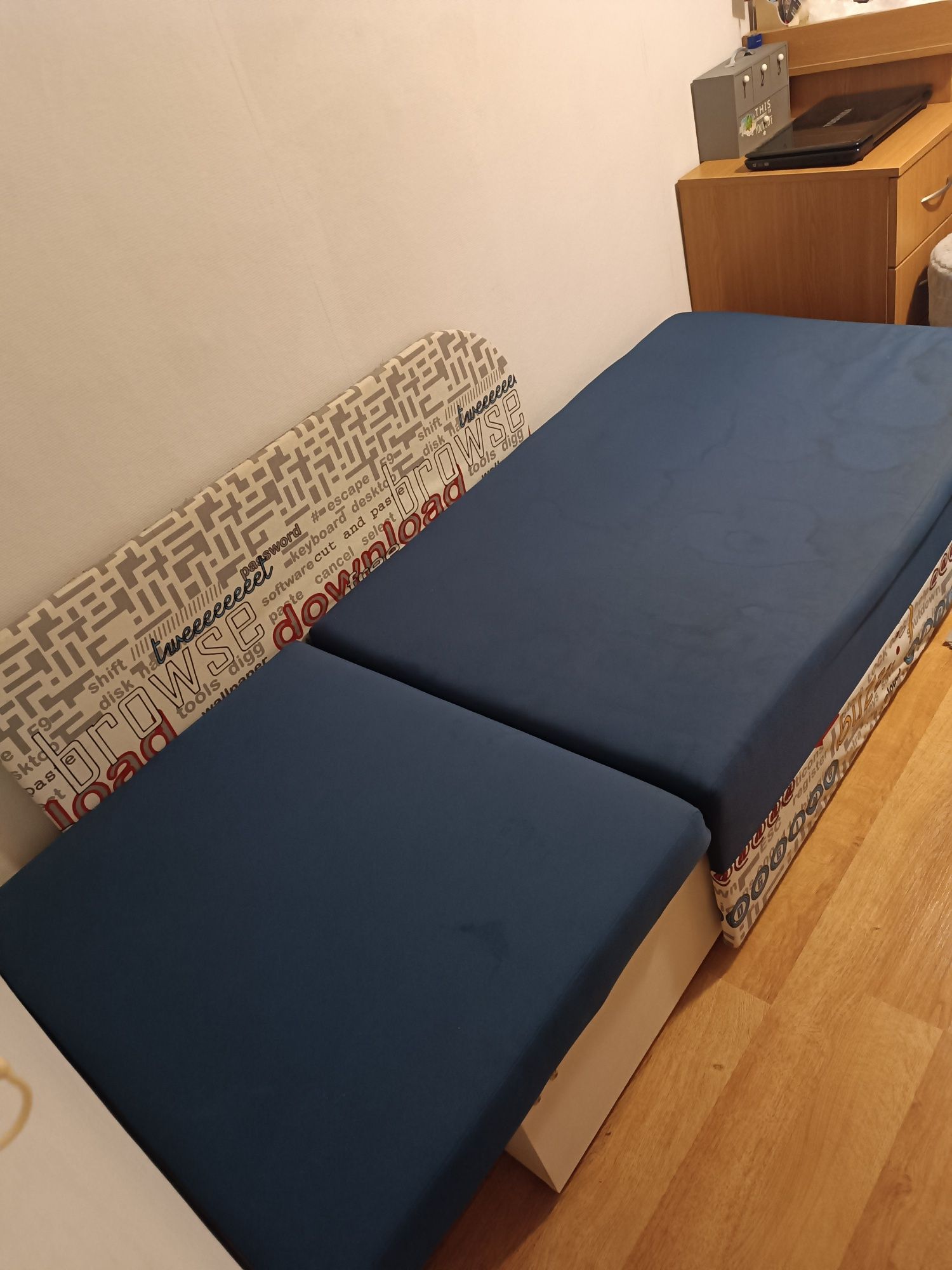 Tapczan rozkładany z pojemnikiem dla dziecka