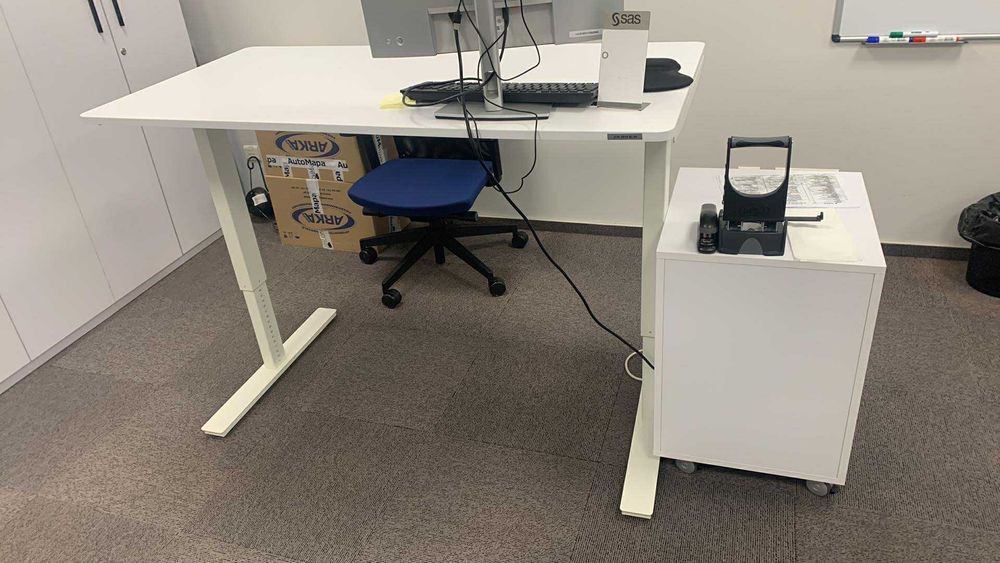 Biurko regulowane ręcznie